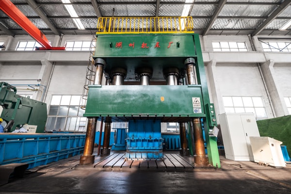 مكبس هيدروليكي بقدرة 2000 طن