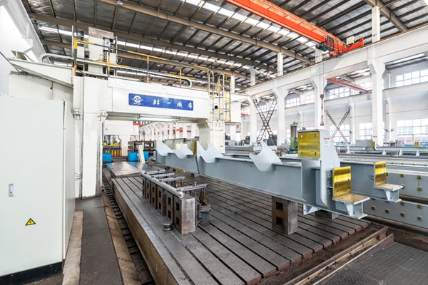 ماكينة تشغيل CNC بهيكل جسري