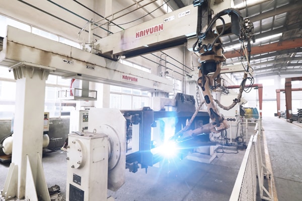 روبوت آلي لعملية اللحام (آلة اللحام الروبوتية)